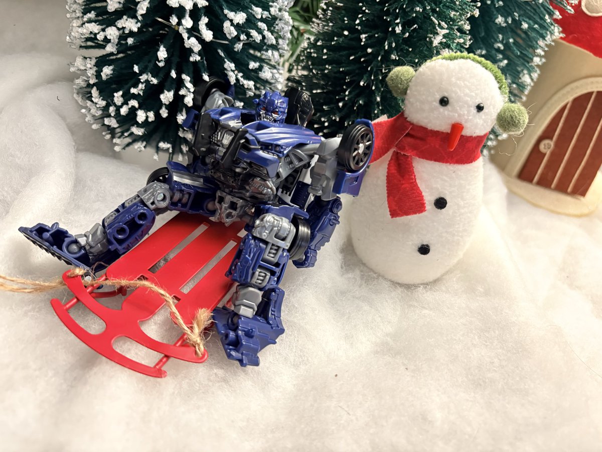 ColorlessTune's tweet image. Even Decepticons need a little play time. 

#Hasbro #Transformers #Holidays #ToyPhotography