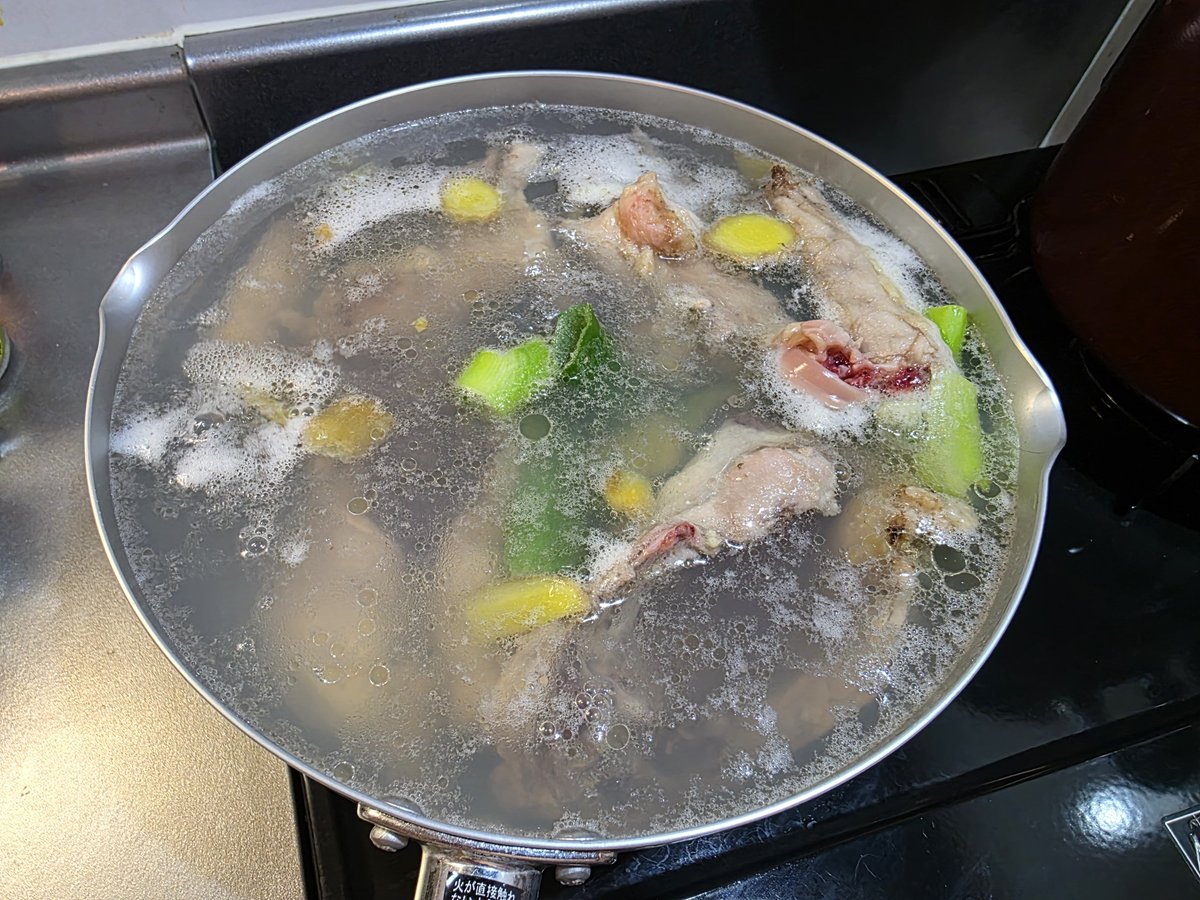 7569_db's tweet photo. 鶏ガラを手に入れたので鶏ガラスープを作ってる https://t.co/28clqqyXLF