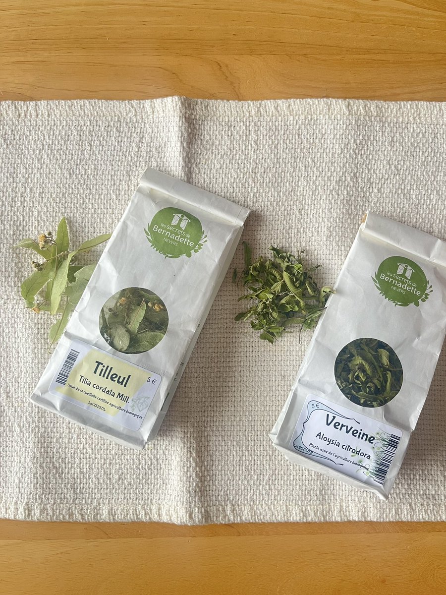 tinybaby_aa76's tweet photo. 仏土産で、ヴェルヴェーヌ(Verveine/レモンバーベナ)とティヨール (tilleul/菩提樹)のハーブティー茶葉を頂く！

フランス語ってだけでお洒落感満載だけど、ど定番のハーブティーらしい♪

レモンバーベナはレモングラスをソフトにした感じで、菩提樹は薄っすらヨモギを感じる華やかで甘い香りで好み🥰 https://t.co/6MVQp33PlW