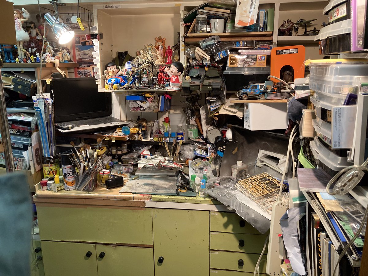のえる@断捨離中さま　専用ページ 家を改造中で断捨離中。 床から生えていた本のタワーや模型、オモチャ
