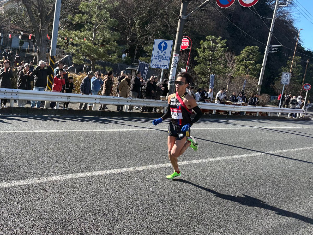 IsamuUeda's tweet photo. 箱根駅伝復路(９区)。自宅近くの保土ヶ谷外川神社前で、地域の皆さんと一緒に応援しました。沿道では、和太鼓の演奏や甘酒を振舞って、盛り上げくれていました。
#箱根駅伝　＃保土ヶ谷区 https://t.co/Ch3ugLYDEw