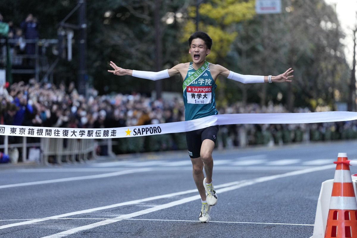 AoyamaGakuinU's tweet photo. ／
第102回 #箱根駅伝
史上初、2度目の3連覇！
9回目の総合優勝！
往路・復路・総合で大会新記録！
＼

2025年1月3日（土）、「第102回東京箱根間往復大学駅伝競走（箱根駅伝）」が開催され、本学陸上競技部（長距離ブロック）は、「輝け大作戦」のもと、大会新記録の10時間37分34秒（速報）でゴール！

往路・復路・総合すべてにおいて、大会新記録を塗り替えて、史上初となる同一大学による2度目の3連覇、9回目の総合優勝を果たしました！

2日間にわたって、選手たちに熱い応援を届けてくださった皆さま、ありがとうございました。

https://t.co/h7Kk4WNk41

#輝け大作戦 #青学駅伝
#青学 #青山学院大学 #AGU
写真 ©月刊陸上競技
