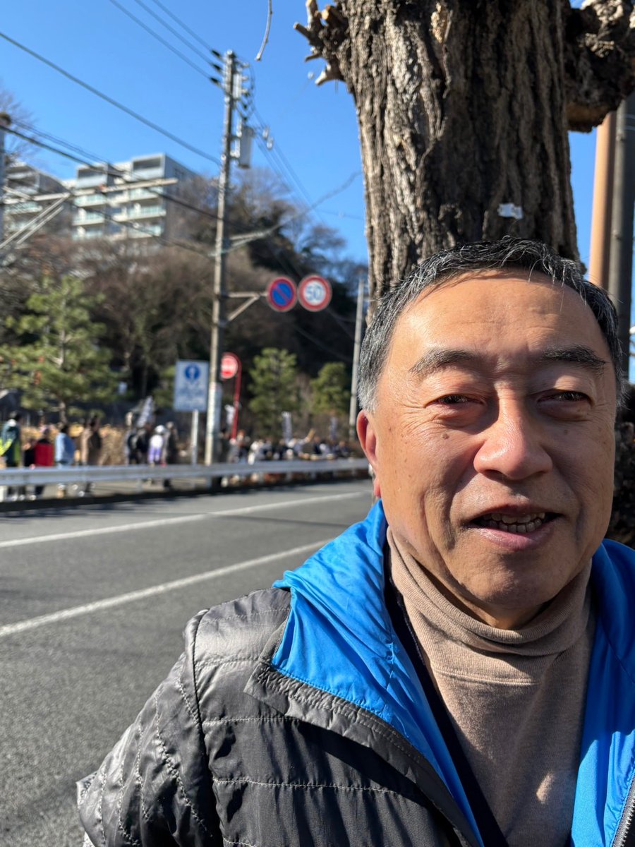 IsamuUeda's tweet photo. 箱根駅伝復路(９区)。自宅近くの保土ヶ谷外川神社前で、地域の皆さんと一緒に応援しました。沿道では、和太鼓の演奏や甘酒を振舞って、盛り上げくれていました。
#箱根駅伝　＃保土ヶ谷区 https://t.co/Ch3ugLYDEw
