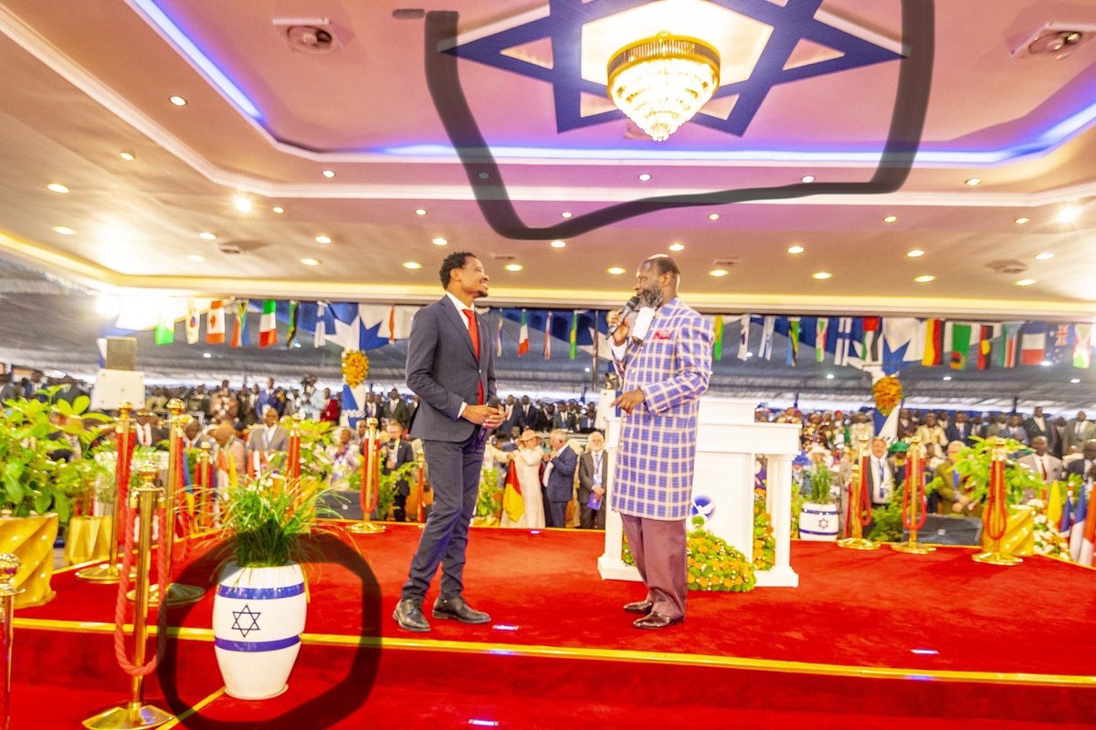 Wanjiru2027's tweet image. Thats how you know its a cult.

Israel flag on plant vases is high level of insanity.