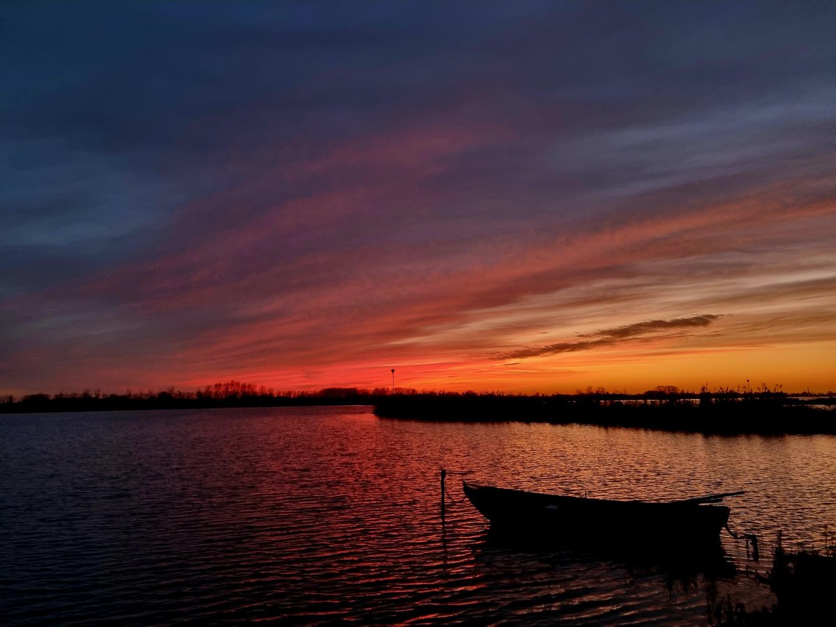 DietermanTjark's tweet image. Een komen en gaan van winterse buien. Fijne zaterdag😀 #zonsondergang #roeibootje