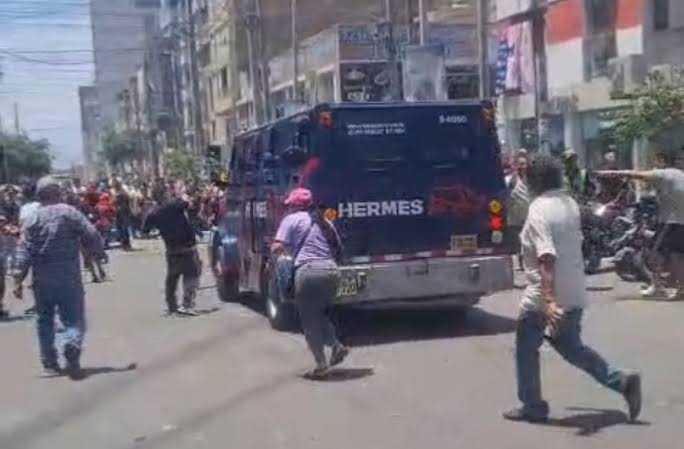 _wood9's tweet photo. 🚨 Cámaras de seguridad registraron el atropello de un menor de 2 años por un vehículo blindado de Hermes en Gamarra. El hecho es investigado por las autoridades.

https://t.co/P7Fa6WNeME

👆👆👆 https://t.co/x8Q43lwGL4