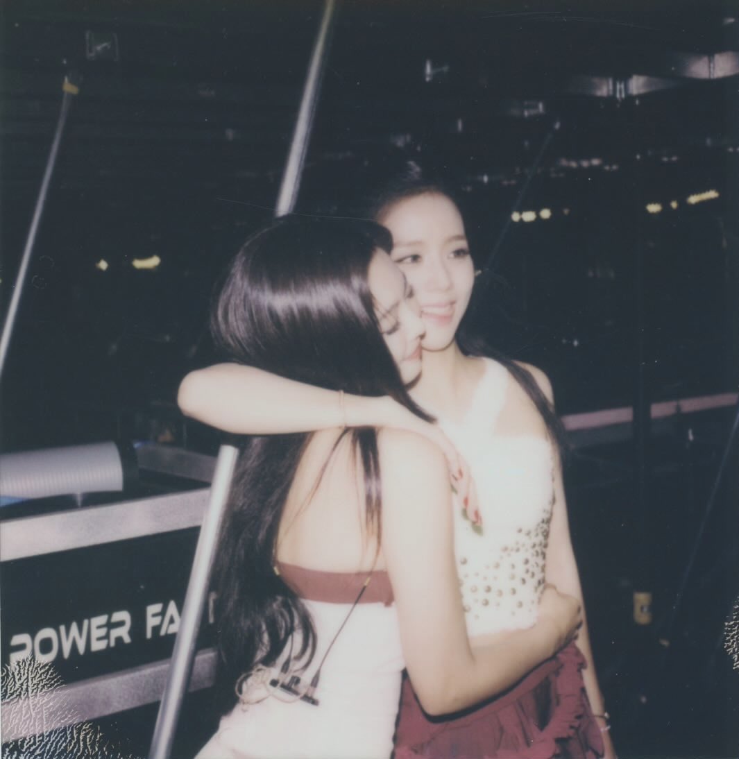 jenniepics's tweet image. jennie ig story update

“happy birthday, my chi-chu 🤍
please keep being the one who makes me smile. let’s be happy together in 2026 too. my animal crossing partner 🤍”