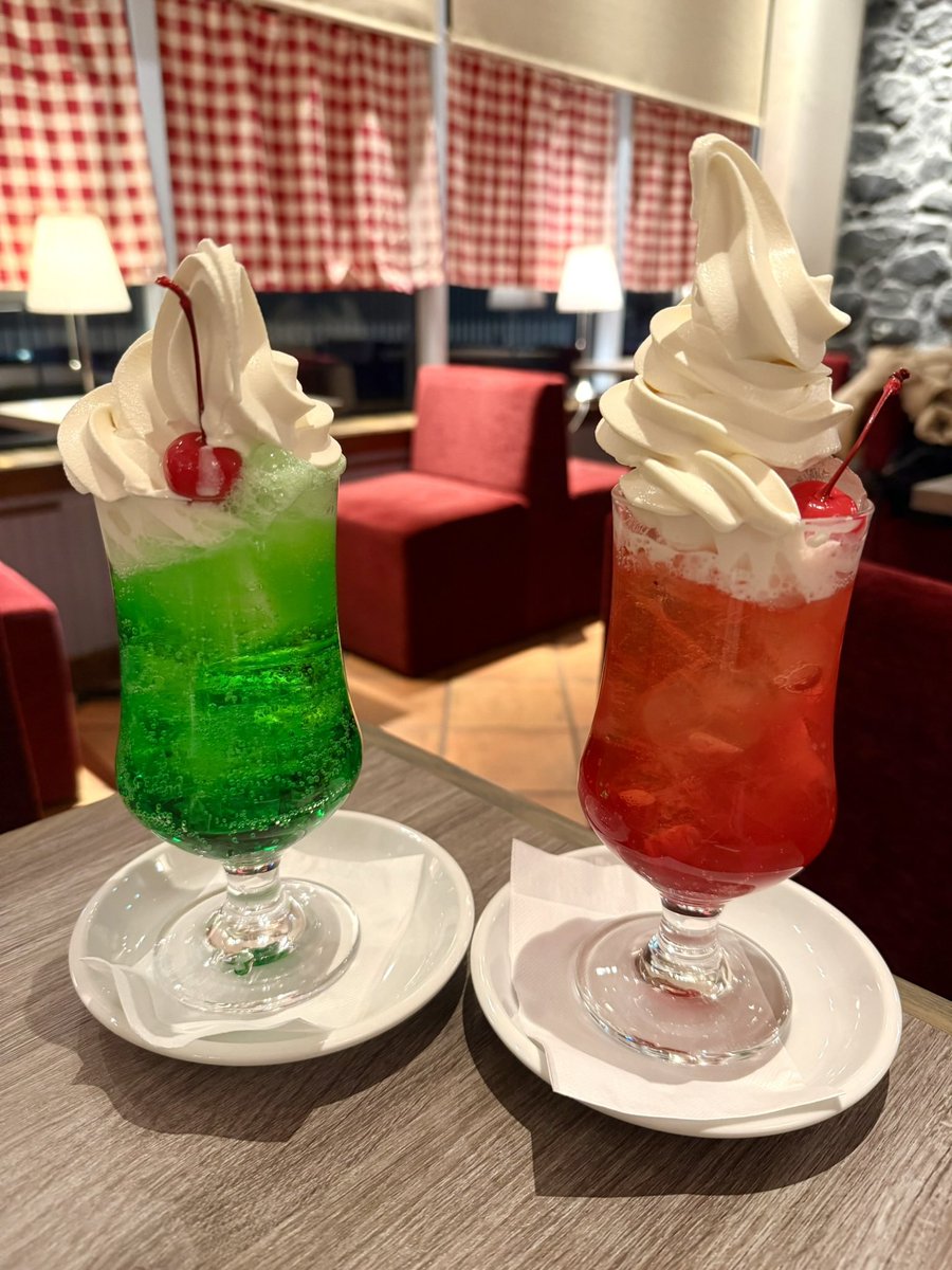 クリームソーダ大好き❤️ 赤と緑 みんなはどちらが好きかな