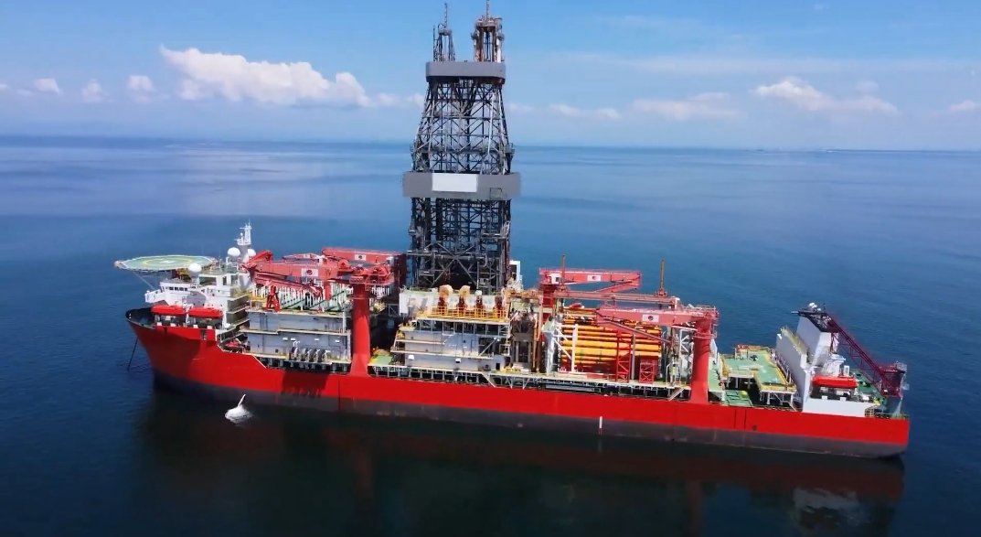 ogzhn_uyg's tweet image. Somali'de tarihi sondaj başlıyor!

Türkiye, Şubat'ta Somali açıklarına yurt dışındaki ilk derin deniz enerji arama projesini başlatıyor.

Somali'ye, ülkenin ilk yurtdışı derin deniz arama projesini gerçekleştirmek üzere, TPAO filosuna yeni katılan Çağrı Bey sondaj gemisi…