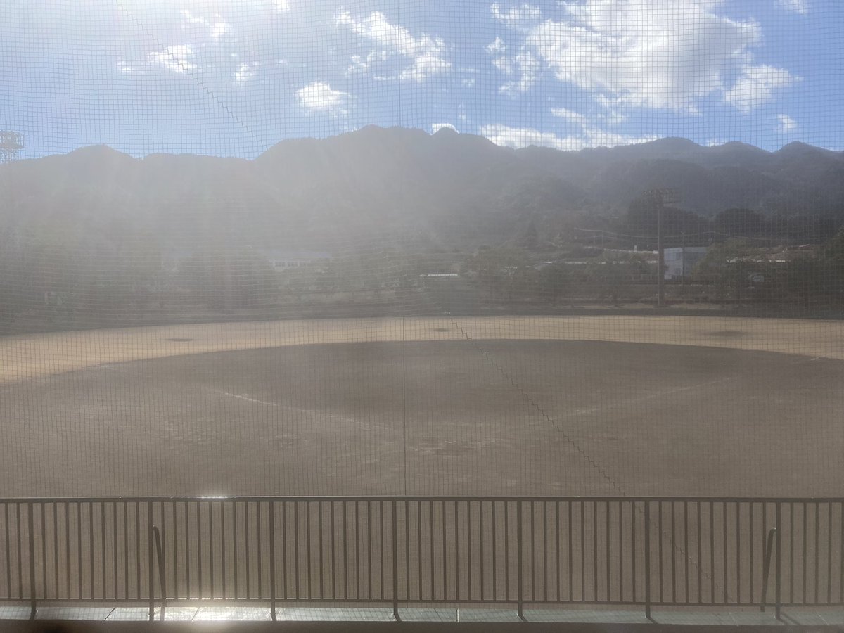 ryoshun84050's tweet photo. やっぱり自主トレといえば地方球場ですよね⚾️ https://t.co/loGlfB3G05