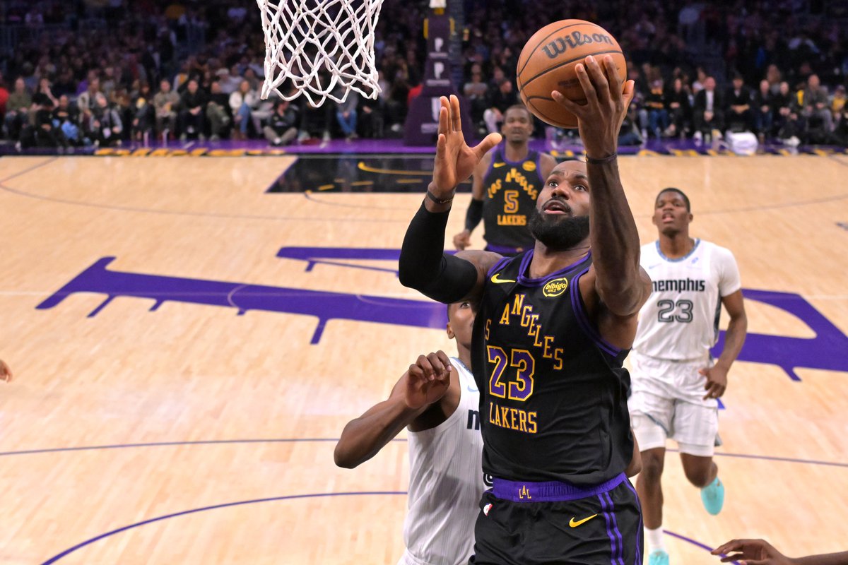 LakersDailyCom's tweet photo. LeBron was hyper efficient tonight:

31 PTS
66.7 FG%
100% FT
9 REB
6 AST

Made the most of his touches 😤 https://t.co/1FYjXdu36D