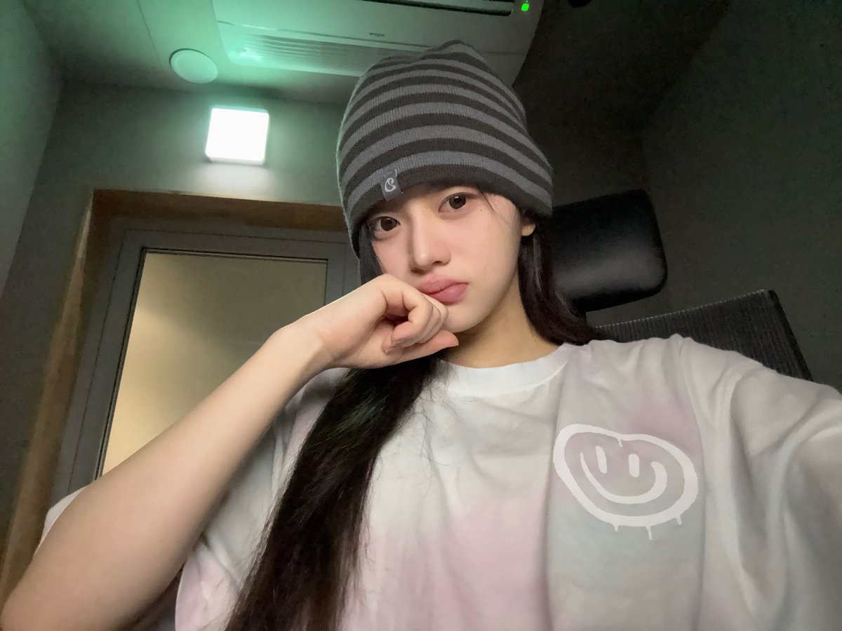 5min11z's tweet photo. 자칭애기님 이런셀카진짜너무좋은듯.. https://t.co/BtSbfq4MXM