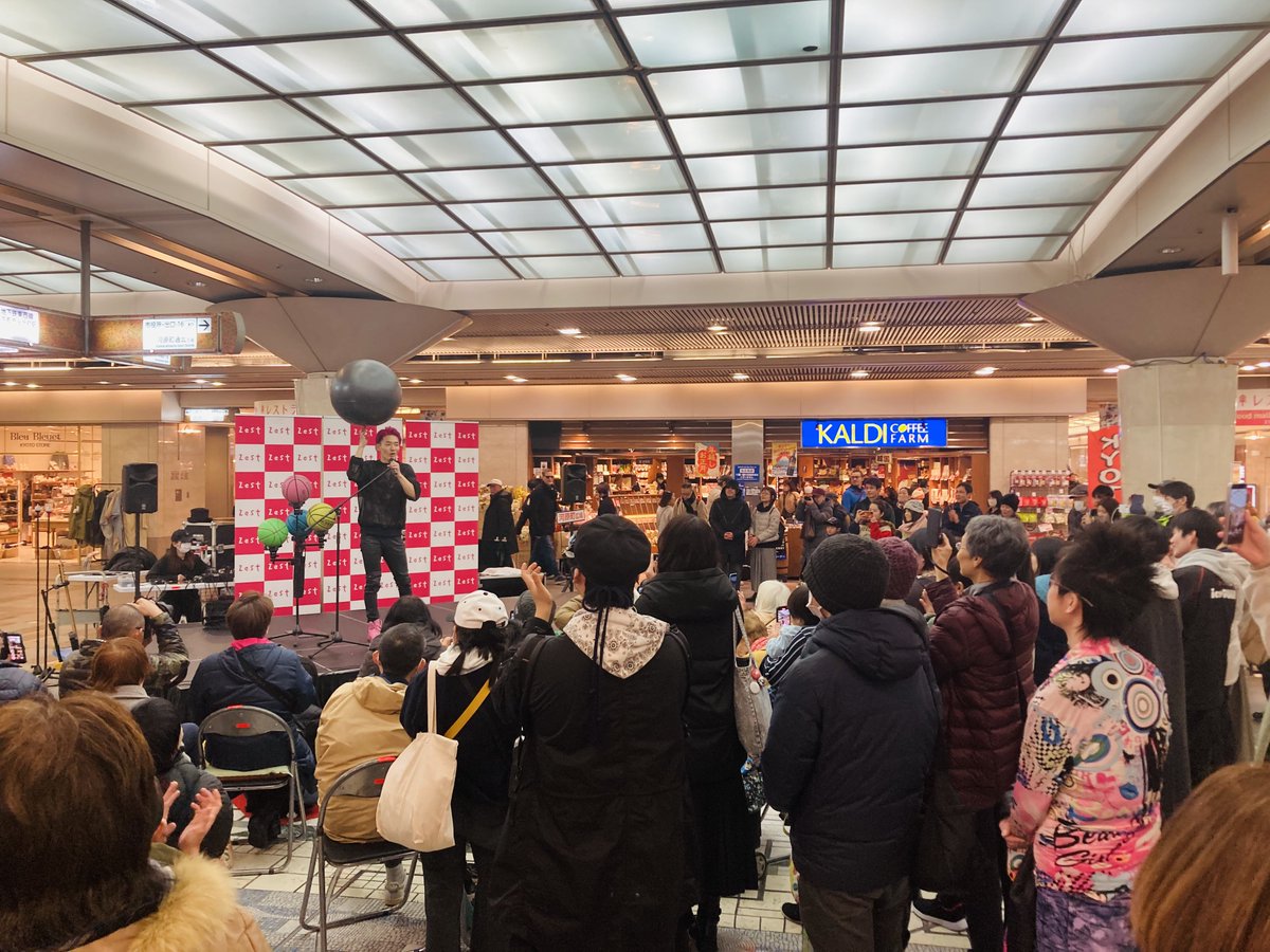 ツッコミどころがありますが😆
とにかくたくさんのお客様で盛り上がっております！