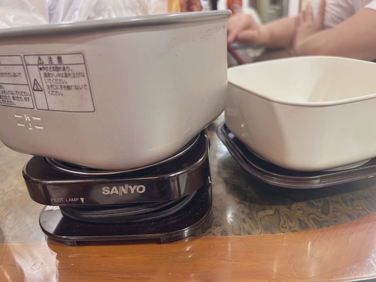 大掃除して旦那が
学生時代から使ってた
海外用トラベルクッカーを見つけた、まだ機能してる。25年もまだ故障せず昔日本製に感動した🥺てかSANYOって今はもうないですね