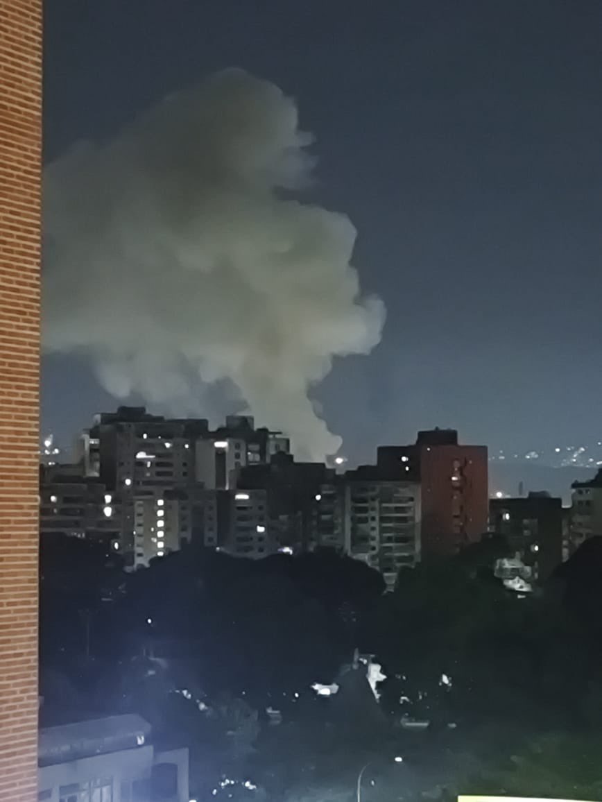 pradhyu78651514's tweet photo. #Smoke can be seen rising from the site of several #explosions, possibly the result of #airstrikes, near #Fort Tiuna in the southern suburbs of Venezuela’s capital of #Caracas🚨
#Venezuela #tiuna #caracas #USA #Trump #China #Russia #war #StrangerThings5 #Israel #Iran https://t.co/7O2v6bHxwG