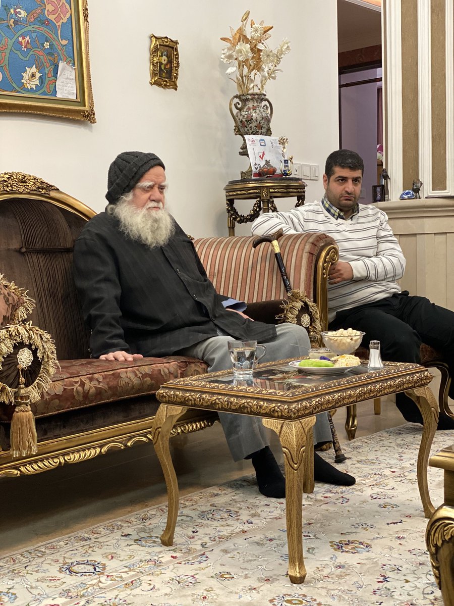 ostadhakimi's tweet photo. پدر یعنی او که من را یاد علی می‌اندازد

۱) یک شب وقتی وارد خانه‌ علامه حکیمی شدم دیدم یک چمدان گوشه اتاق است
پرسید: آیا کسانی را می‌شناسم که لباس‌های دست دوم مصرف کنند؟
استقبال كردم...
گفت: برخی از لباس‌هایی را که چند تا از آنها داشتم را گذاشته‌ام بدهید به فقرا مصرف کنند و https://t.co/PXTJgiEi6C