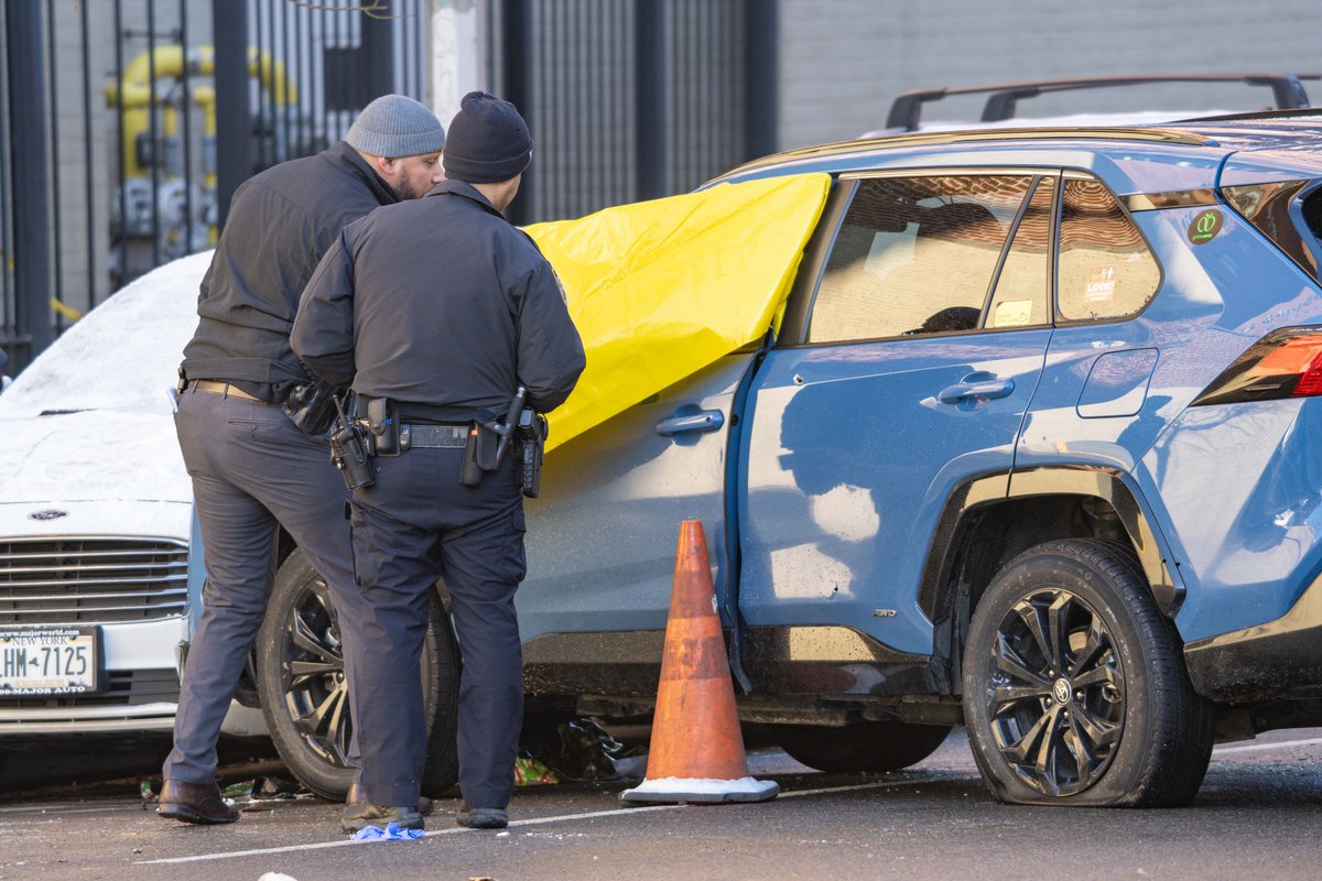 1ontapdigital's tweet photo. 55yr old Livery Driver Issa Mbolo-Isac became NYC first Homicide of 2026 after he was shot in the head on New Years Day inside his blue Toyota Rav4 Livery SUV on Morris Avenue near the Cross Bronx Expressway Service Road in the Bronx. He died at the scene.
#issamboloisac #Murder https://t.co/sF1hGqzsyS