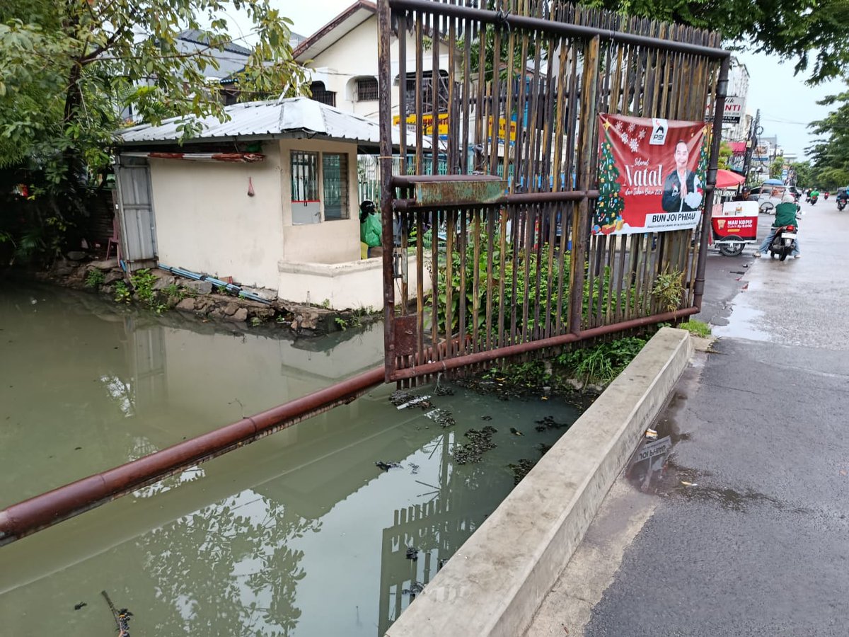 Chevalier4rdent's tweet photo. @DKIJakarta @LAPOR1708 @Metro_TV @kompascom @hariankompas Ada kali kecil di jalan Agung Jaya 1 yang penuh sampah dan dapat bikin banjir karena bangunan2 liar di pinggir kali tsb yg sampai th 2026 ini tidak juga dibongkar. Tolong kembalikan fungsi area hijau di pinggir kali tsb https://t.co/T3oEfA9QHO