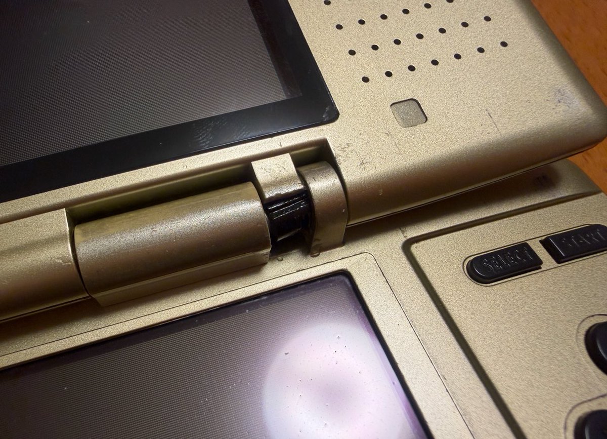 KOU_game_fan's tweet image. Nintendo DSのヒンジ部分のプラスチック割れを補修。

一度分解してヒンジが通る部分にストローを入れて穴の形をキープして割れた部分をパテで形成。

固まったら削って形を整えて接着剤で固定。

本体の色と同じように塗装して完成！
#NintendoDS