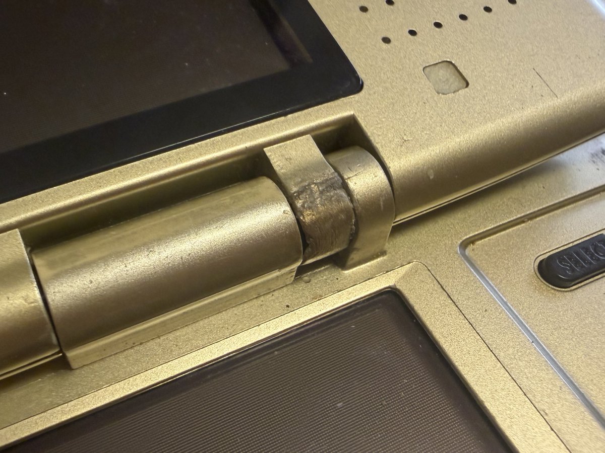 KOU_game_fan's tweet image. Nintendo DSのヒンジ部分のプラスチック割れを補修。

一度分解してヒンジが通る部分にストローを入れて穴の形をキープして割れた部分をパテで形成。

固まったら削って形を整えて接着剤で固定。

本体の色と同じように塗装して完成！
#NintendoDS