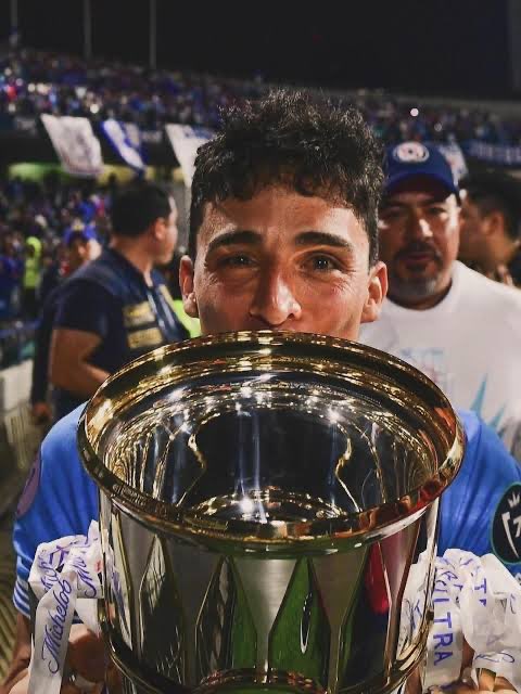 canion28298's tweet photo. Quizás ya no hay cabida en el equipo para ti, pero siempre recalcaré que fuiste pieza importante al inicio en esta reestructuración del Cruz Azul.

Grande Lolo Faravelli. https://t.co/15Kl4TymU3