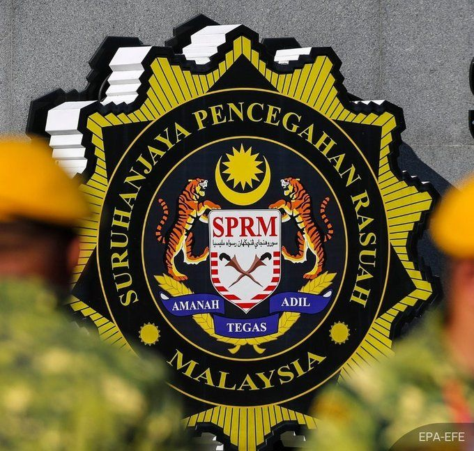 NewsBFM's tweet image. The MACC has begun asset-tracing in an army procurement graft case, with key suspect questioning delayed for medical reasons, adding that several others are believed linked to the alleged corruption.

"MACC respects the health considerations of the individual concerned, and the…
