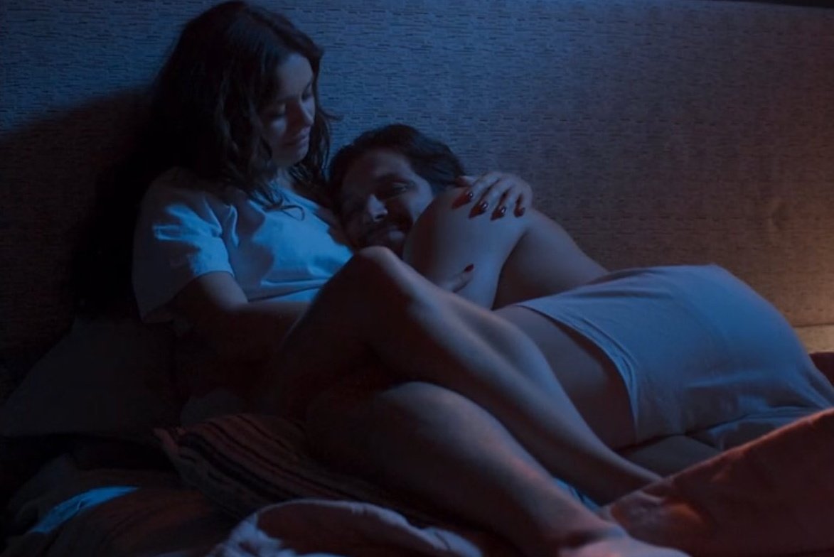 na delegacia de                     qnd encontram
 minúsculas causas              as morenas

#tresgraças