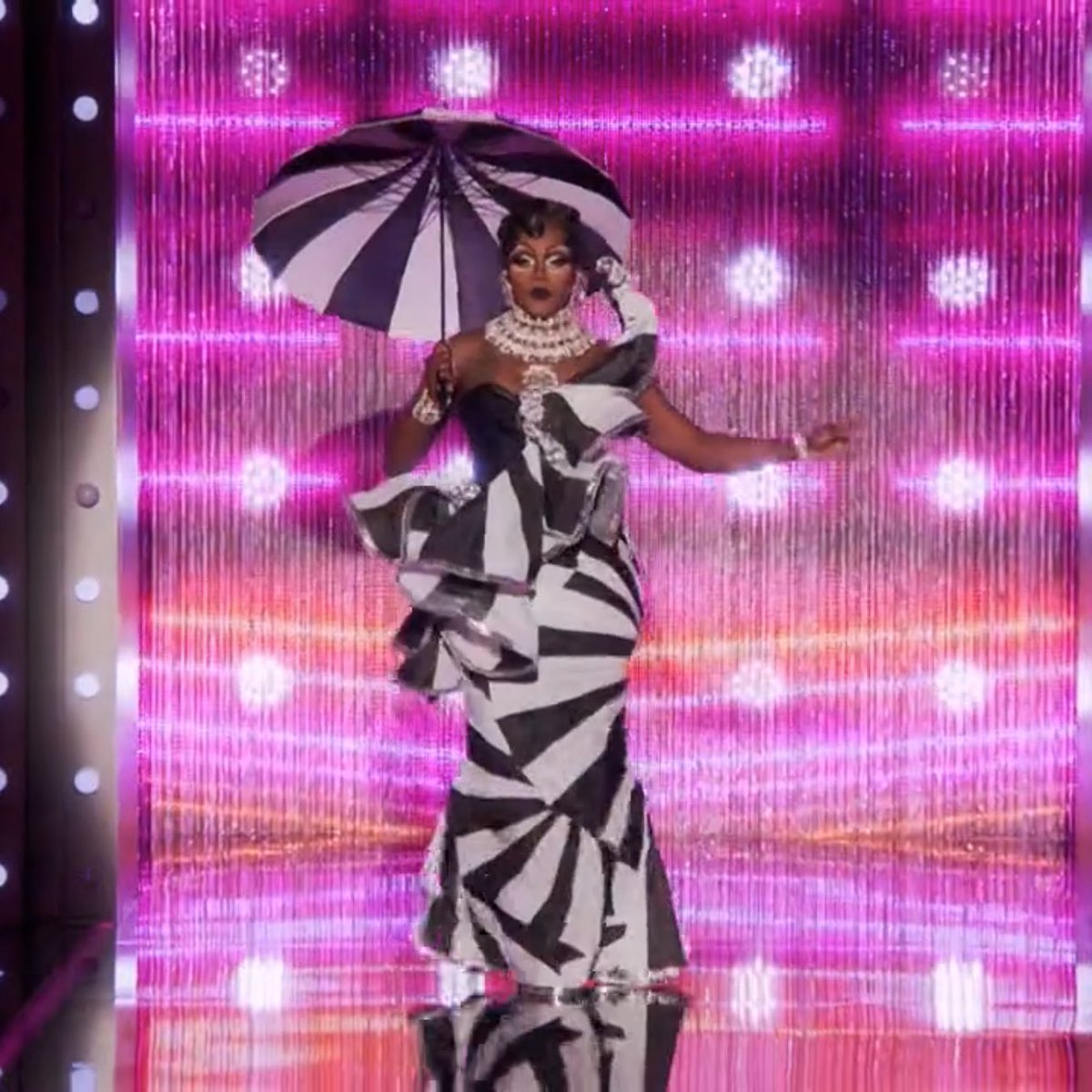 Vita DEVOURED this design challenge #DragRace