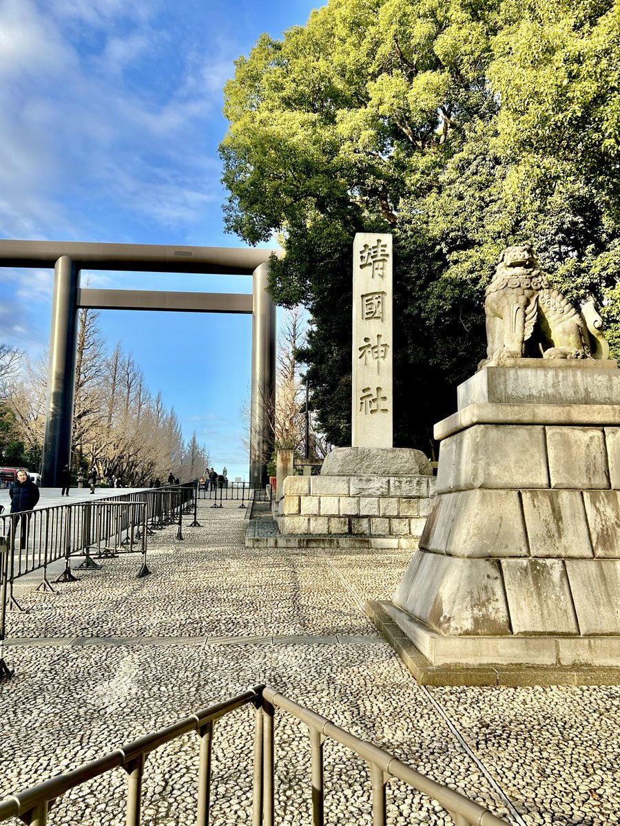 K5Suzuki's tweet photo. 【初詣・参拝者へ応接】
▼元旦1/1、靖國神社で助勤奉仕
▼天気は快晴、一年の良き初日となりました https://t.co/xAEYTOoatf