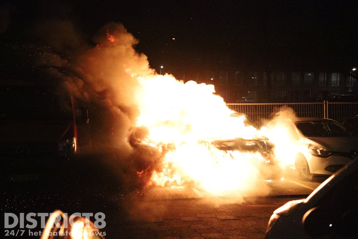 Brand verwoest auto's op Delagoastraat in Den Haag