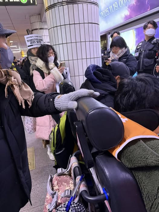 안녕하세요, 저는 부산 지하철 역명판에 전국장애인차별철폐연대의 스티커를 붙였다는 것을 이유로 부산교통공사에 고소를 당한 부산시민입니다.

오세훈 서울시장은 최중증장애인 노동자 400명을 해고하고, 서울시 탈시설지원조례를 폐지하는 등 서울을 장애인권리약탈의 도시로 만들어 왔습니다.