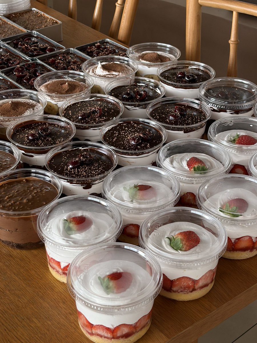 เป็นเทศกาลเดือนธันวาที่สนุกสมใจมาก เพิ่งได้พักเอง ขอบคุณทั้ง 1,000 ออเดอร์ของ Cake box และ Cake cup นะครับ หากมีอันไหนผิดพลาดขออภัยไว้ด้วยนะครับ ผมกำลังปรับปรุงให้ดีขึ้นและยังคงคุณภาพเดิม ทำขนมเข้าสังคมไว้ต่อไป ถึงแม้ฝ่ายบัญชีจะเตือนเรื่องวัตถุดิบขึ้นราคาก็ตาม แล้วเจอกันในปีนี้