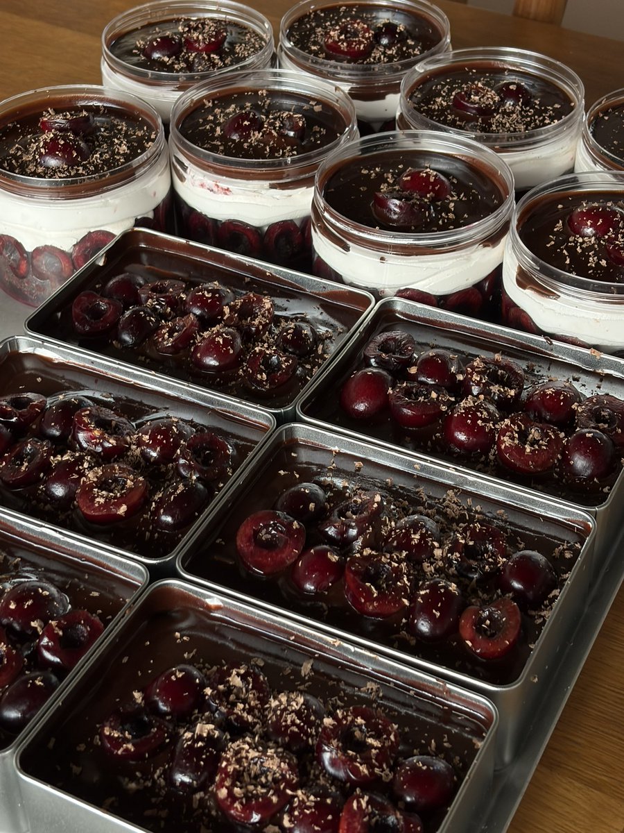 kristqiao's tweet image. เป็นเทศกาลเดือนธันวาที่สนุกสมใจมาก เพิ่งได้พักเอง ขอบคุณทั้ง 1,000 ออเดอร์ของ Cake box และ Cake cup นะครับ หากมีอันไหนผิดพลาดขออภัยไว้ด้วยนะครับ ผมกำลังปรับปรุงให้ดีขึ้นและยังคงคุณภาพเดิม ทำขนมเข้าสังคมไว้ต่อไป ถึงแม้ฝ่ายบัญชีจะเตือนเรื่องวัตถุดิบขึ้นราคาก็ตาม แล้วเจอกันในปีนี้…