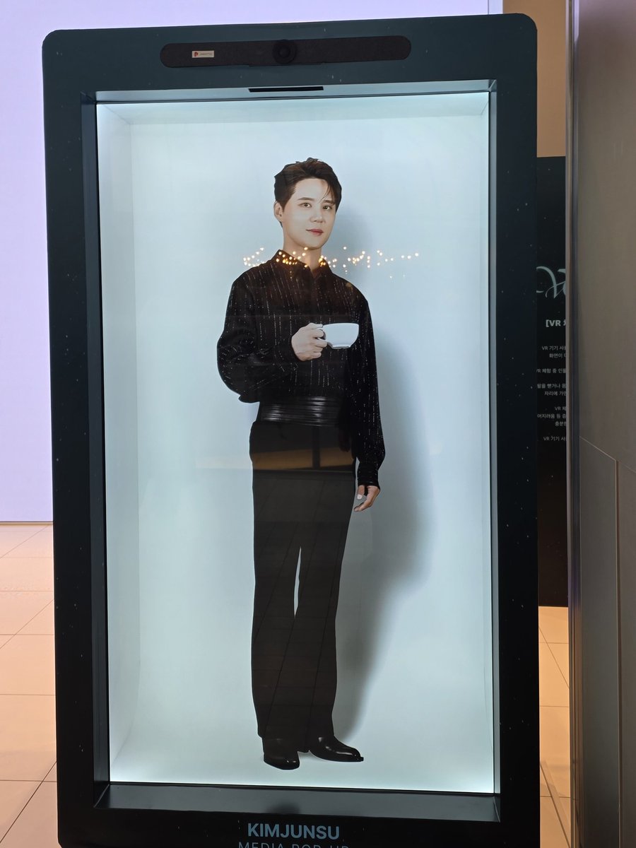 1215_XIA26's tweet image. 문 닫히기 전 두번째 보이스팝업에 굿즈구매까지 완료!
도착하자마자 오빠가 눈맞춰줌 ㅎㅎㅎ