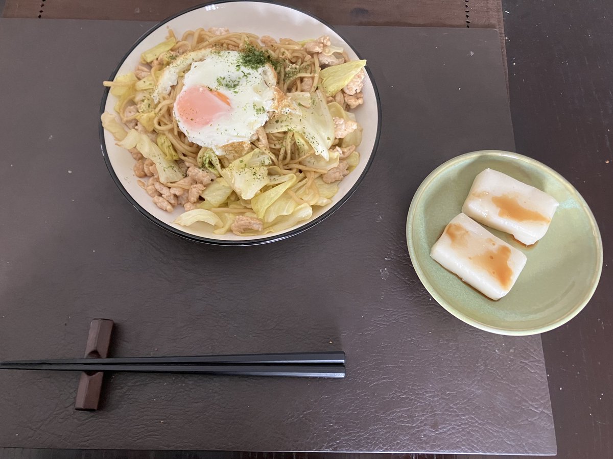 realcheat1's tweet image. 鶏ひき肉焼きそばと餅🥢