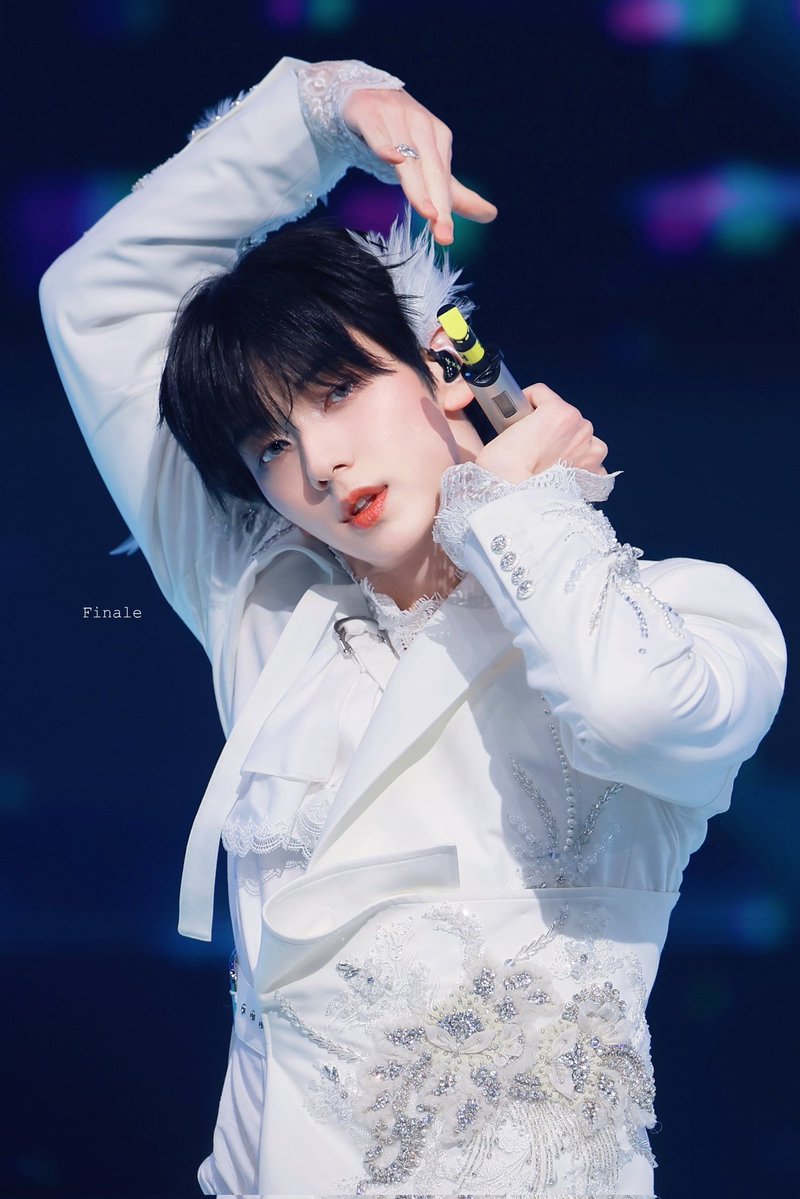soobiwuv's tweet image. lucu banget pas moment txt-ateez muter muter di mbc gayo kemarin tadinya san ngga mau ikutan, terus begitu dia eye contact sama soobin, san ngeliat matanya soobin cantik banget berbinar binar sambil "hyung~ hyung~ hyung~" dan narik tangannya. Jadinya dia akhirnya ga bisa nolak…