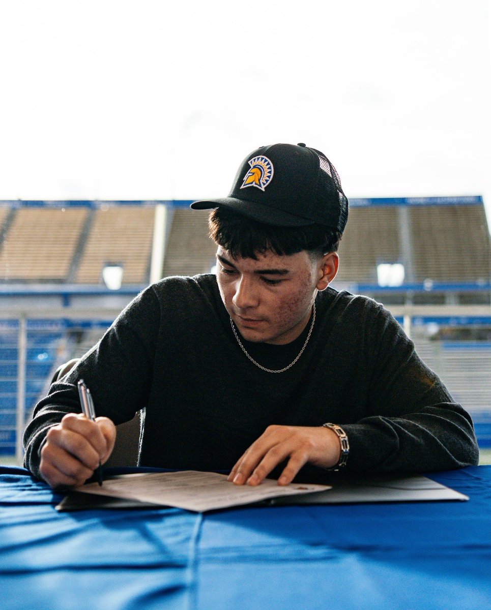 SanJoseStateFB's tweet image. signed, sealed, OFFICIAL

Welcome to the Spartan Family, @SinatraTrajan 

#ThisIsSparta | #AllSpartans