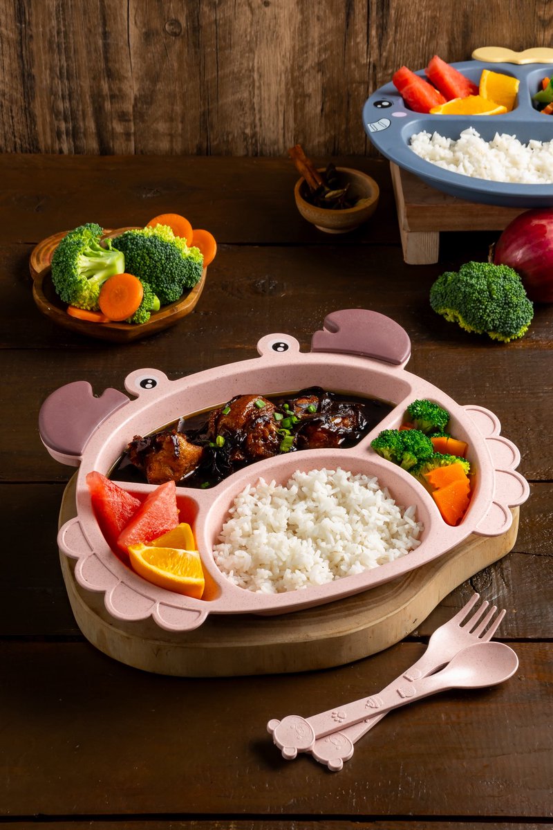 khairulaming's tweet image. Di Rembayung kita sediakan dua jenis menu kanak-kanak, iaitu Set Ayam Kicap Si Kecil dan Set Sup Ayam Si Kecil. Setiap set dilengkapi dengan sayur dan juga buah fresh 🥰

p/s : ni untuk kids tau. risau yang umur 30 order nanti haha