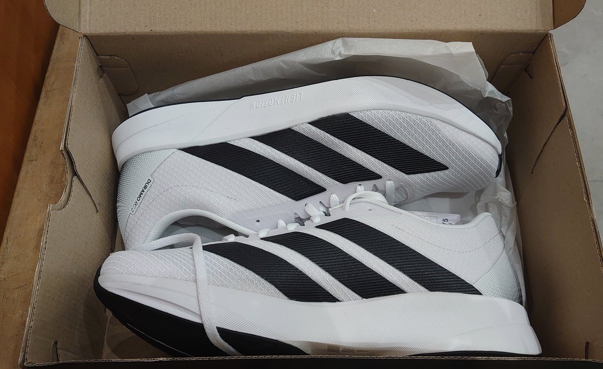 初売りも始まってたので…トレーニング用シューズ買いました♪ 前も山田