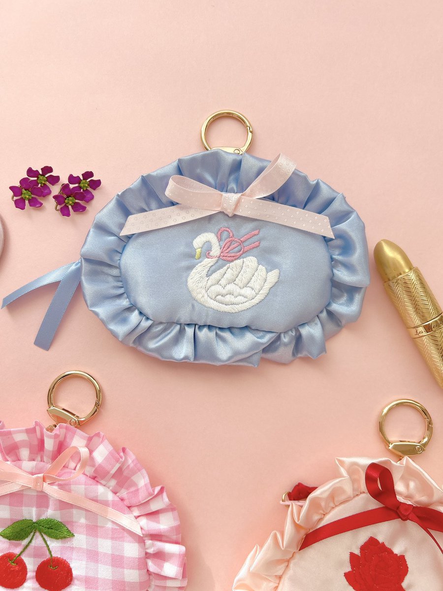 おリボンが開け閉めするのに邪魔になったから
ポーチに縫い付けました🎀
この方が出し入れしやすいよね🩷

撮影終わったので商品ページ作ります📝
#刺繍