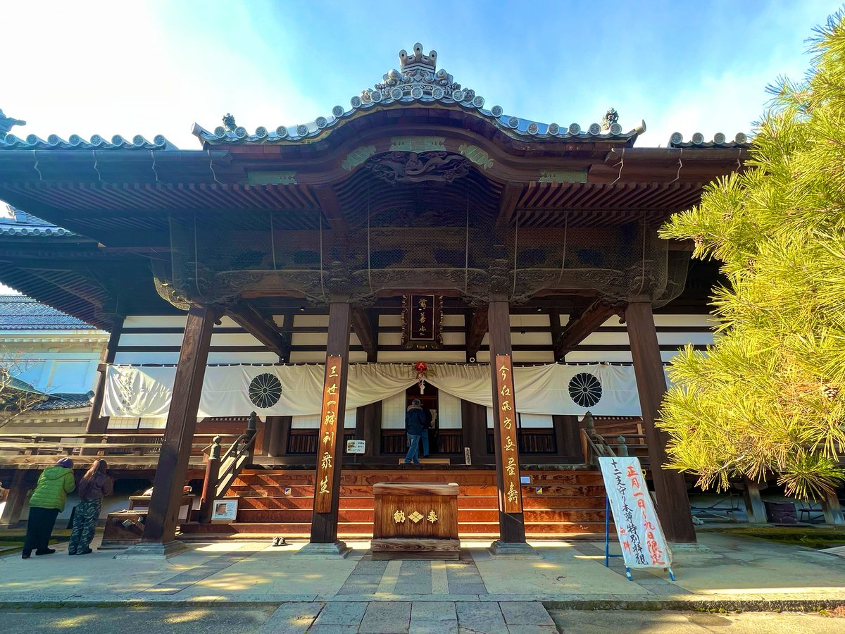 achuchu1126's tweet photo. 2026.01.01
📍長野県長野市／信州 善光寺 大勧進

元旦の朝、再び善光寺さんへ🎍𓂃 𓈒𓏸◌

まずは特別な場所でもある大勧進へ参拝🐎

貫主と越ちひろさんの午年コラボ御朱印と
善光寺如来の御朱印を拝受🙏

お馬さんのお守りとダルマ
八方塞がりのお守りも頂きました🐴🧡 https://t.co/KGWdqCSRNE