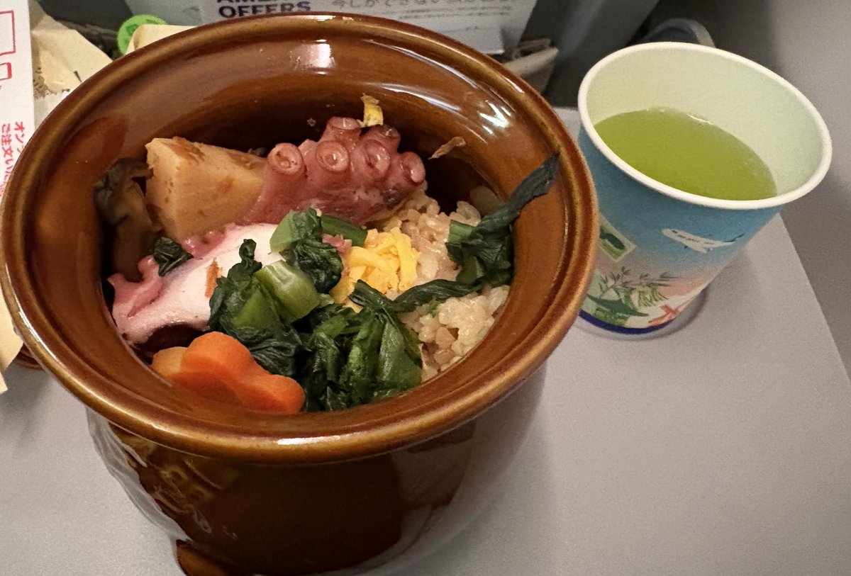 komiming's tweet photo. 飛行機の友にひっぱりだこ飯。激ウマうま。 https://t.co/68y31Hq9i9