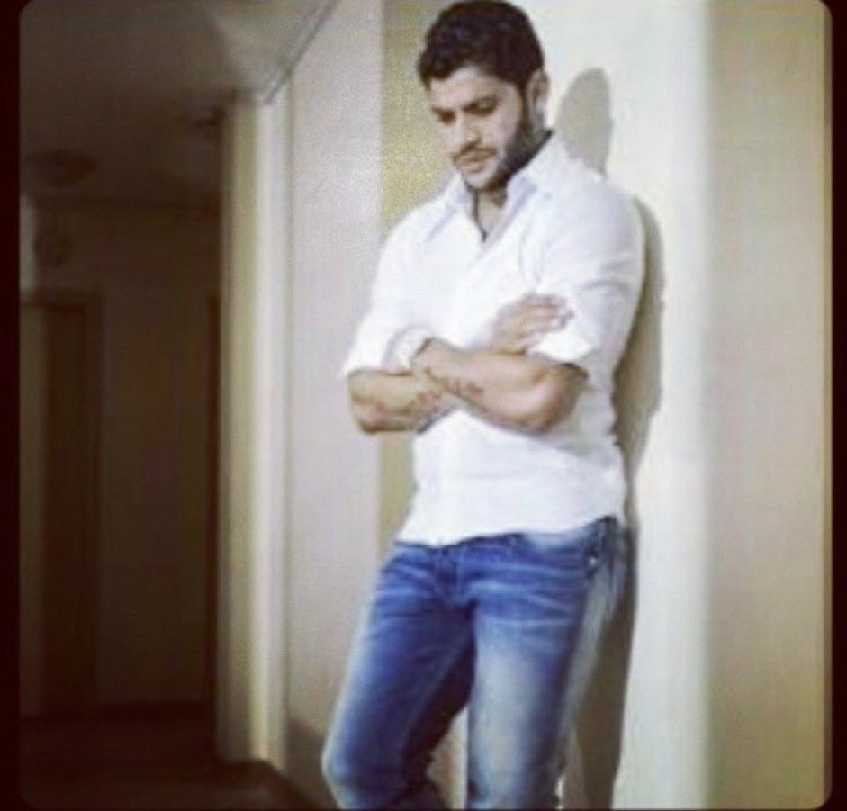 tô olhando o instagram do arana como se ele tivesse falecido