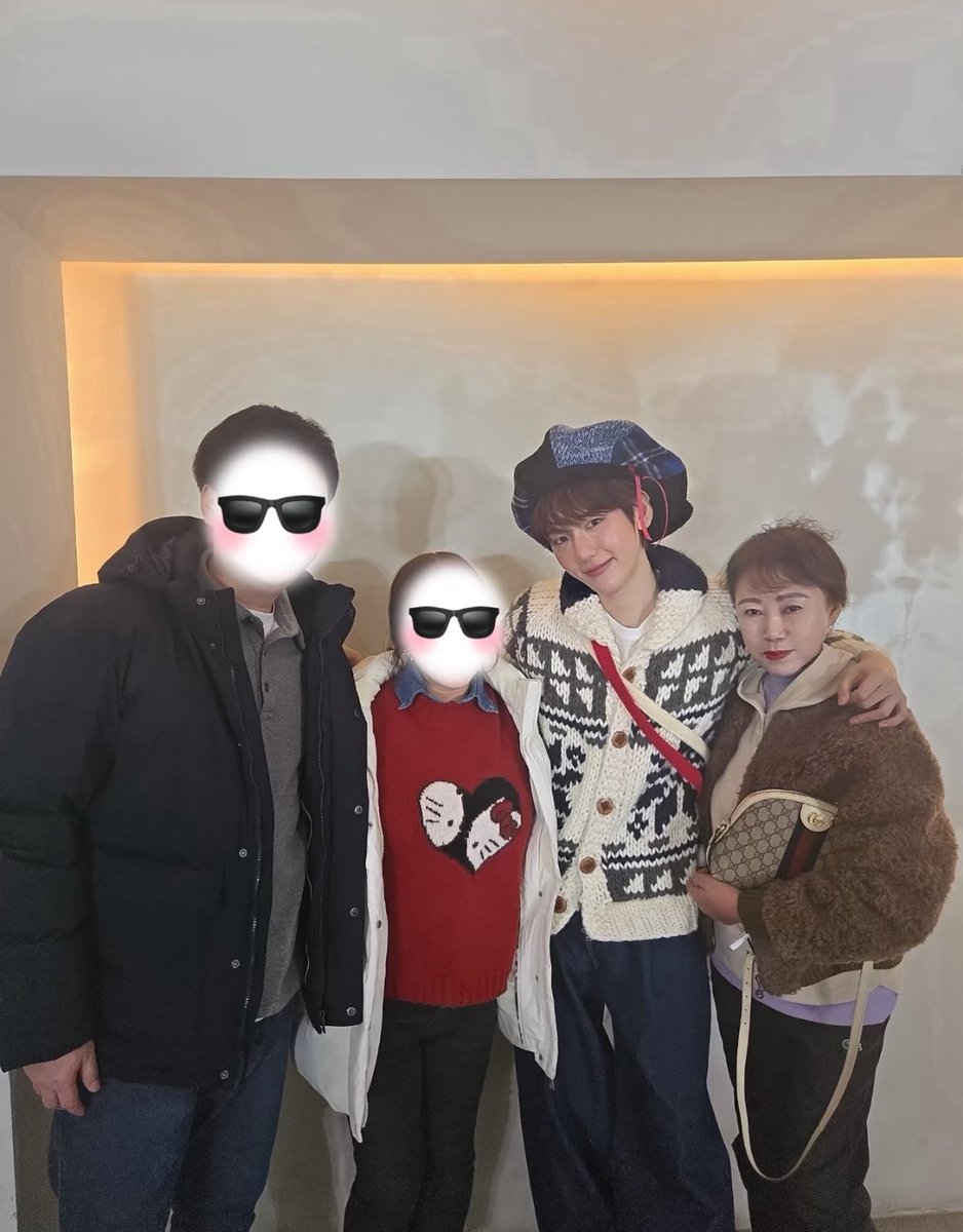 BHyun_kyoong56's tweet photo. 백현과 고모가 함께 찍은 사진

#백현  #BAEKHYUN https://t.co/j53LNgC6Z8