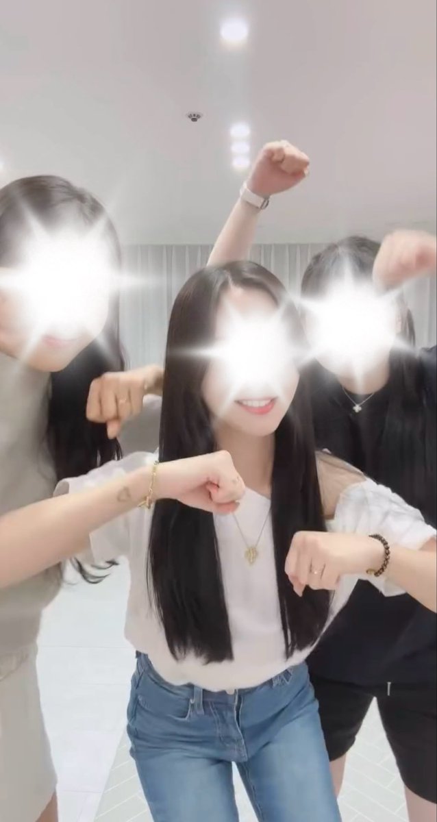 📷🐬

お正月は姉と姪っ子でパシャリ✨

動画たくさん撮ったし楽しかった✨
今の中学生は色んなアプリがあって羨ましい🥹

今日は全力でお仕事だよ！新年バージョンで✌️