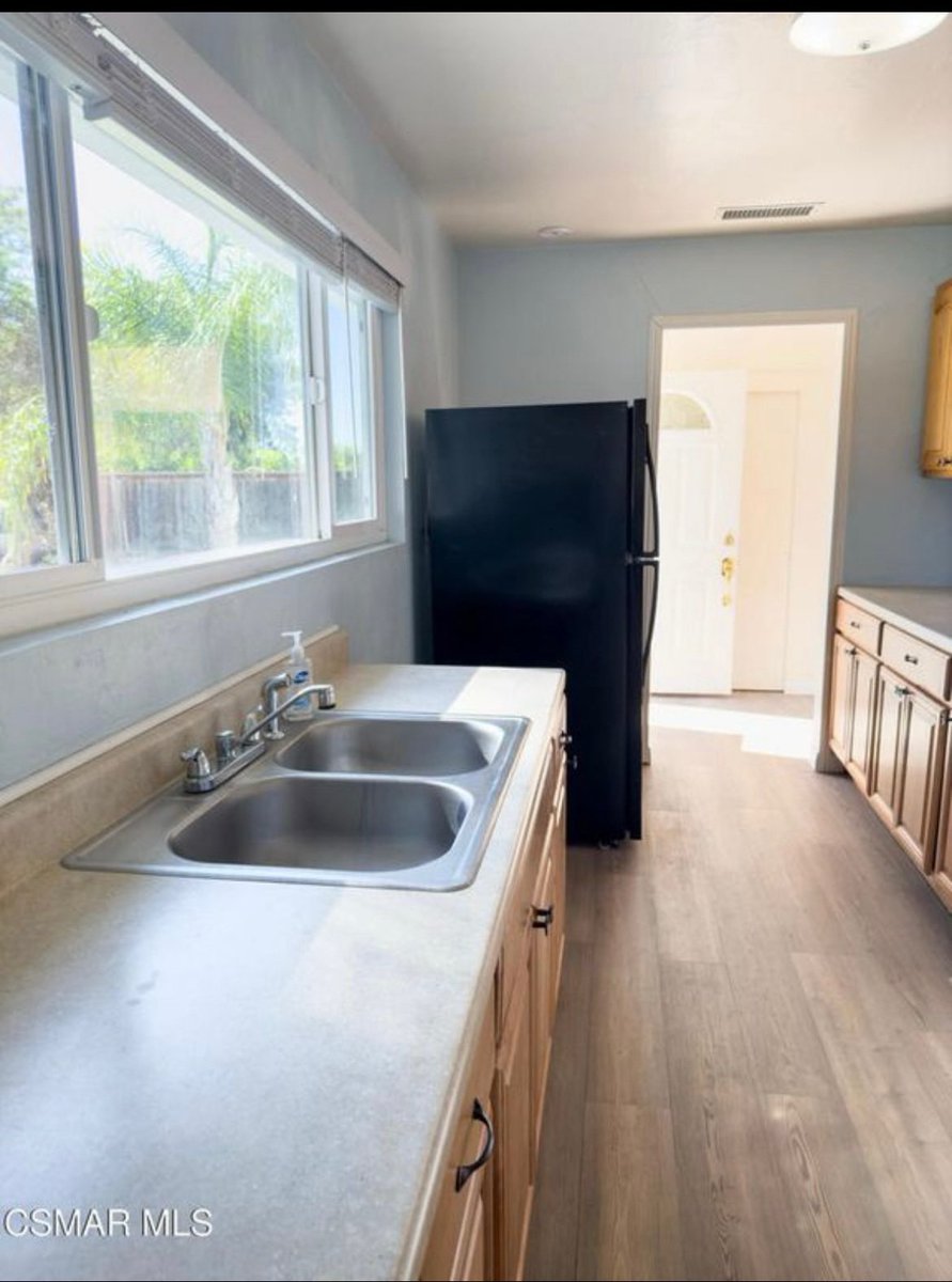 RavenRemod's tweet photo. Turned this cramped, outdated kitchen into a clean, sleek modern haven. Crisp lines, smart storage, and minimalist vibes maximize every inch—cooking without the chaos! Who says small spaces can't shine? 

#KitchenReno #MinimalistDesign #SmallKitchenIdeas #ModernHome https://t.co/hHSeqbtJHe