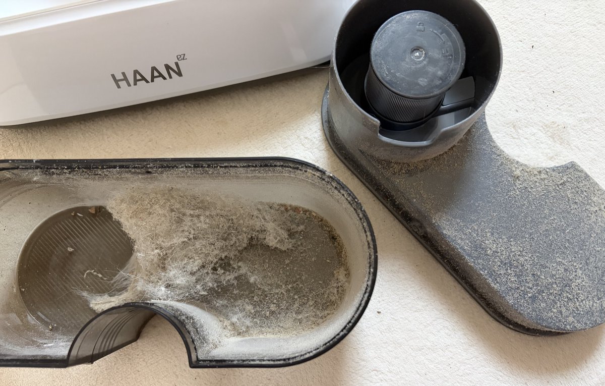 Bunny_ate's tweet image. 털갈이 시즌이 되니 입안에 털이 가득한 채 아침을 맞게 됐습니다.
새해를 맞아 청소하다 보니, 문득 최근 인기있는 한경희 침구청소기가 동물 털에도 효과가 있나? 하는 마음에 구입했습니다. 반신반의하며 침대를 한 번 훑고 먼지통을 열었는데, 좀 더 빨리 알았더라면 좋았을거란 생각이 듭니다.