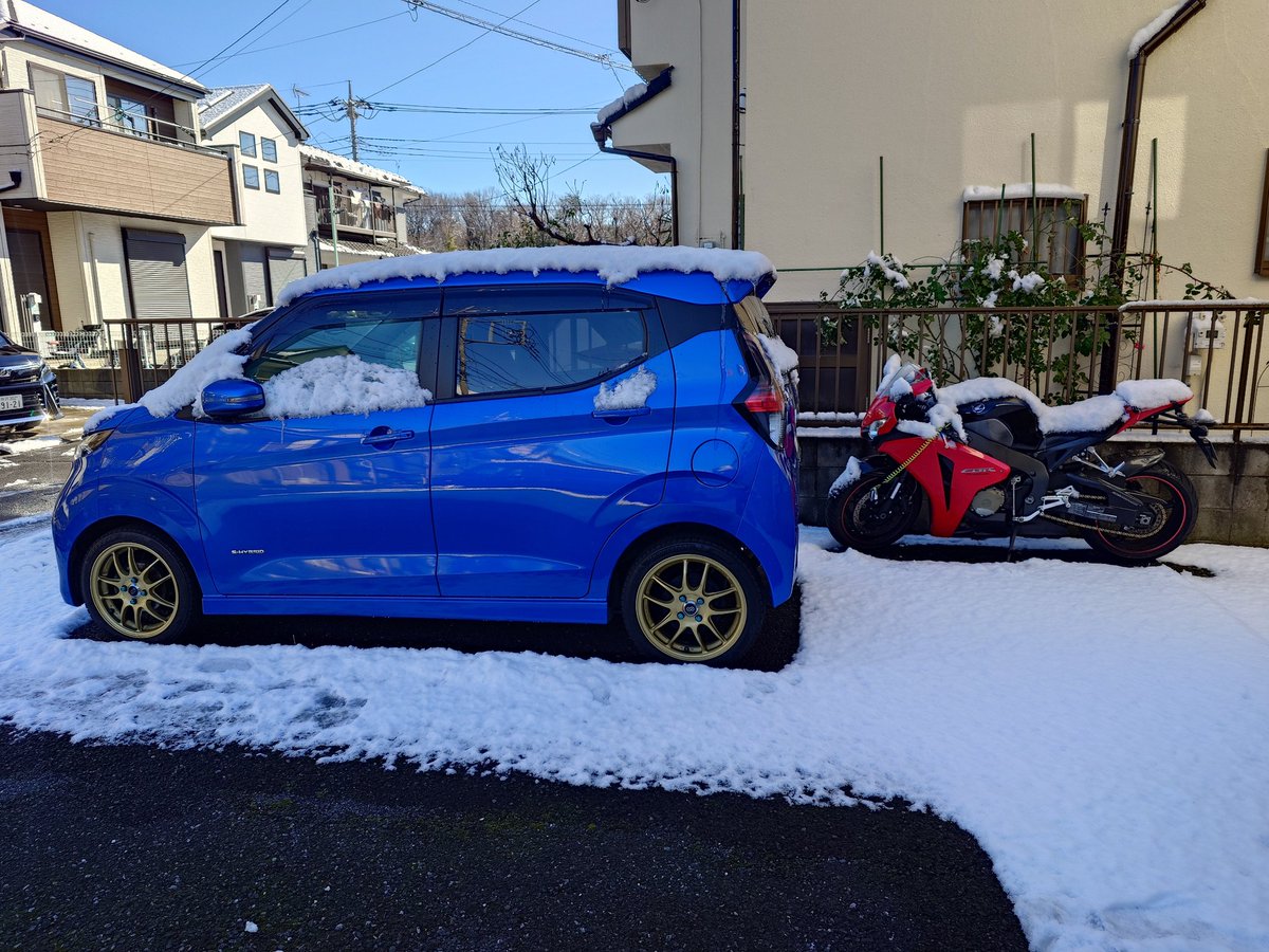 Hiro521R's tweet photo. 2025/1/3(土)買い物に行こうとしたら、雪が降った後でした❗️👀❗️
でも、#BRIDGESTONE #BLIZZAK #VRX3 は、裏道の積雪の上が凍結したとこも何事もなく走れました❗️😊👍
@BridgestoneBlog https://t.co/Dn7XhAUxP5