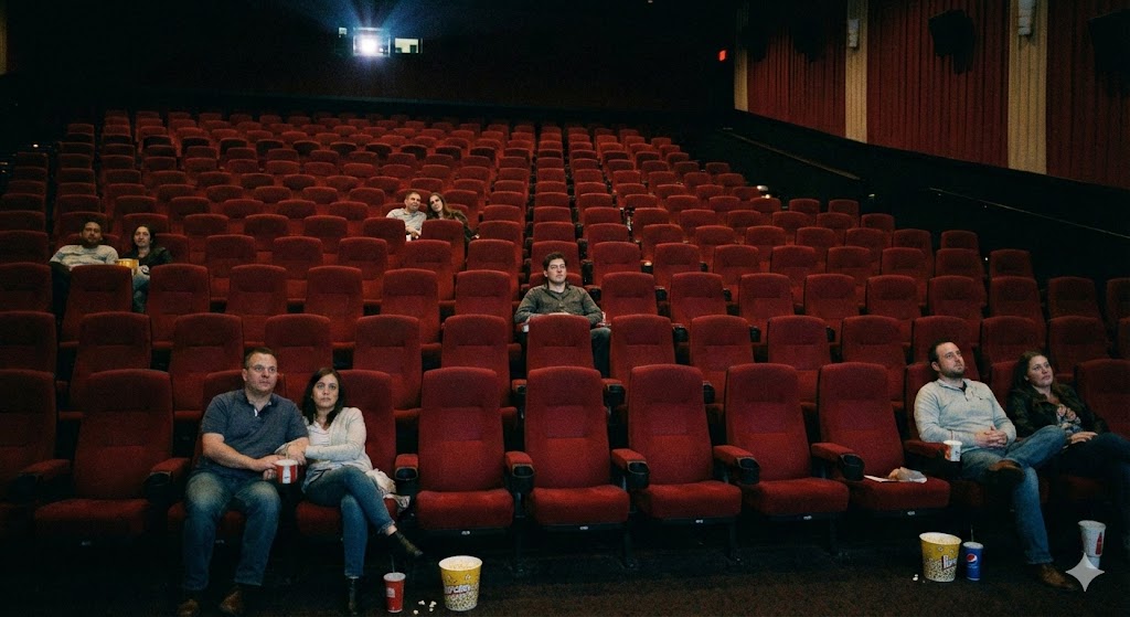 📽️ 🇦🇷 LOS CINES ARGENTINOS SE HUNDEN, A CONTRAMANO DEL MUNDO 

📉 Mientras la taquilla global se recupera, las salas en nuestro país en su peor año desde 2002 (sin contar pandemia)

➡️ En 2025 se vendieron 32,7 millones de entradas, una caída del 6,2%

📎bit.ly/4qA4Fbw