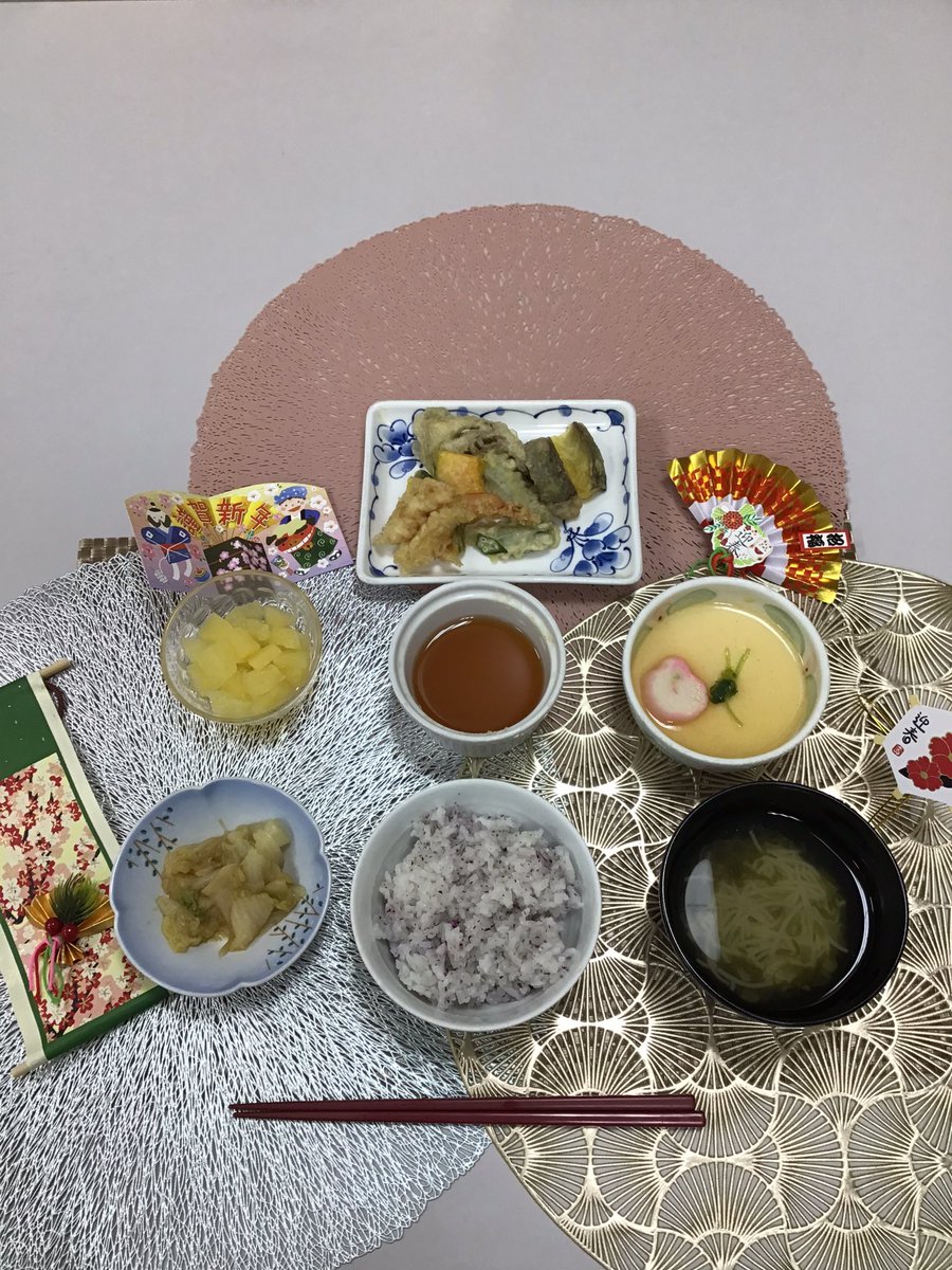 arcadia_kaigo's tweet photo. 新しい年の穏やかな日にふさわしい、心と体を優しく満たす献立。ほんのり香るゆかりごはんが食卓に爽やかな彩りを添え、揚げたての天ぷら盛り合わせは、海と山の恵みをサックと軽やかに楽しめます。なめらかな口当たりの茶碗蒸しは、出汁の旨みがふんわりと広がる一品。味，栄養バランスの良い料理🤩 https://t.co/ax6zYnfHP4